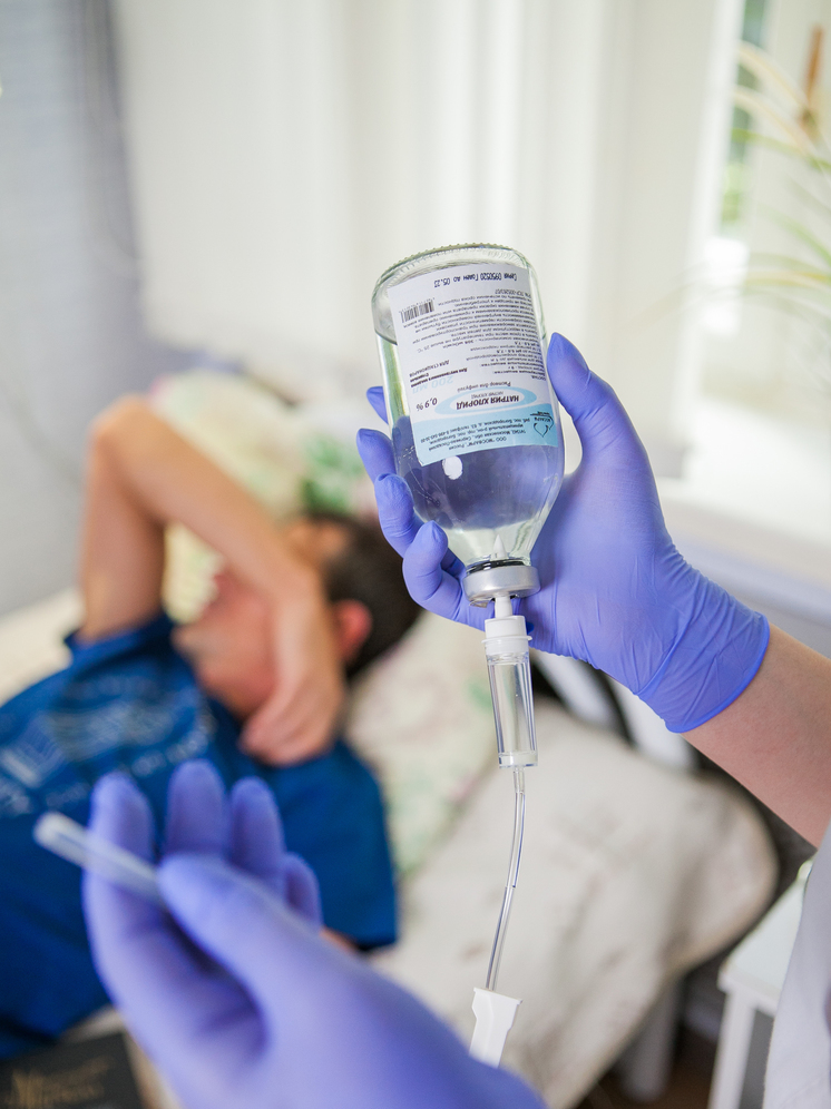 На этой фотографии изображена капельница для детоксикации от алкоголя. Медицинский центр Лима