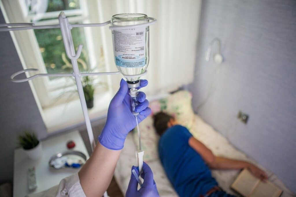 На этой фотографии изображена капельница для детоксикации от алкоголя на дому. Медицинский центр Лима